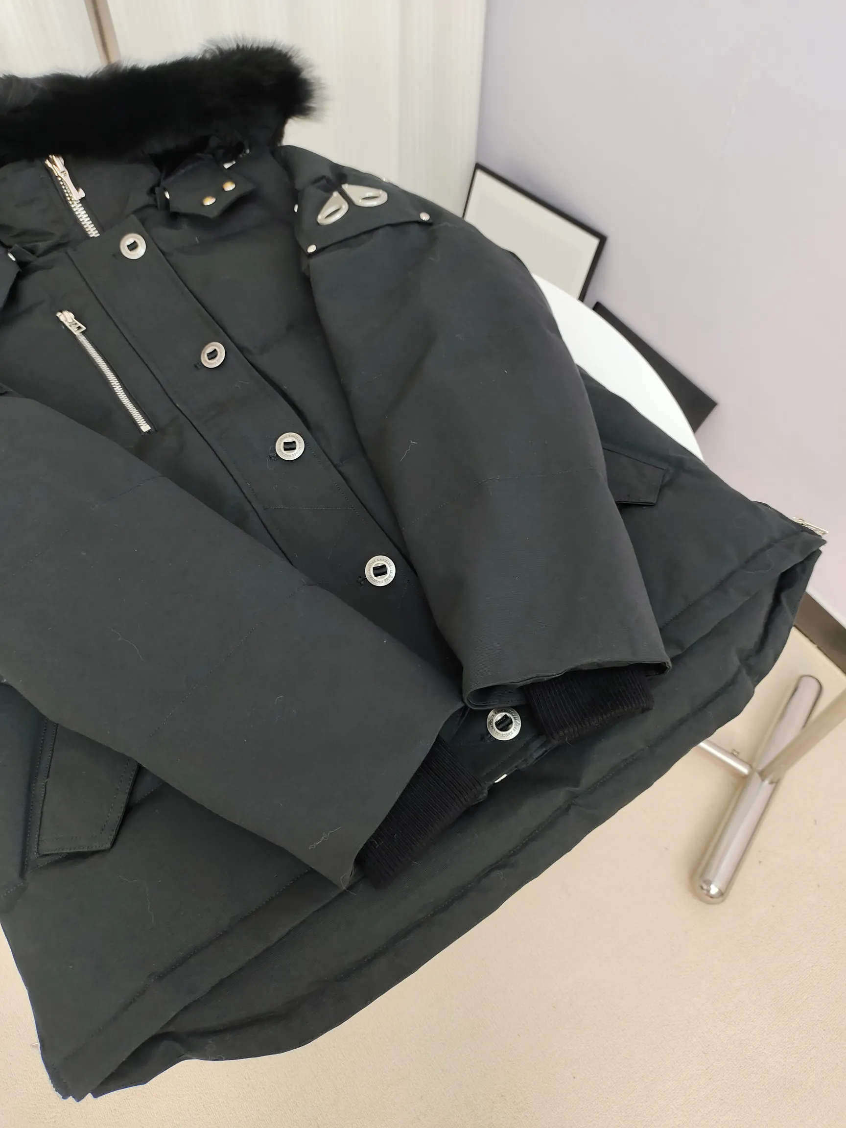 ：Y 118 05 Moose Knuckles ， ins 、 、 。 ， ， ！ ， ， ， ！ ： Black Red Dark Blue Sizes: XS XL